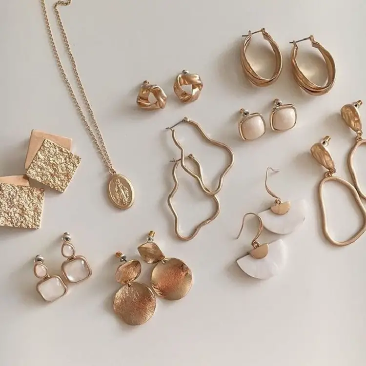 gold accessories 