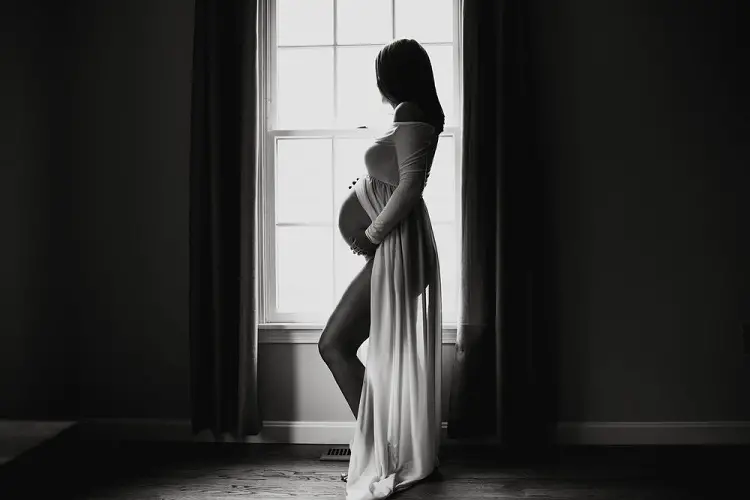 maternity shoots in black and white