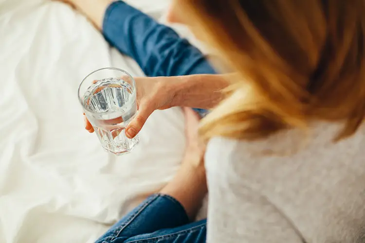 How Much Water Should I Drink While Breastfeeding