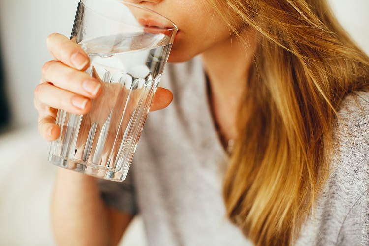 how to stay hydrated while breastfeeding