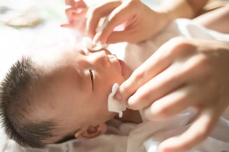 how to wash newborn face